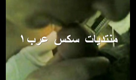 زن جوان استمناء کس وکیر متحرک دراز کشیدن روی تشک